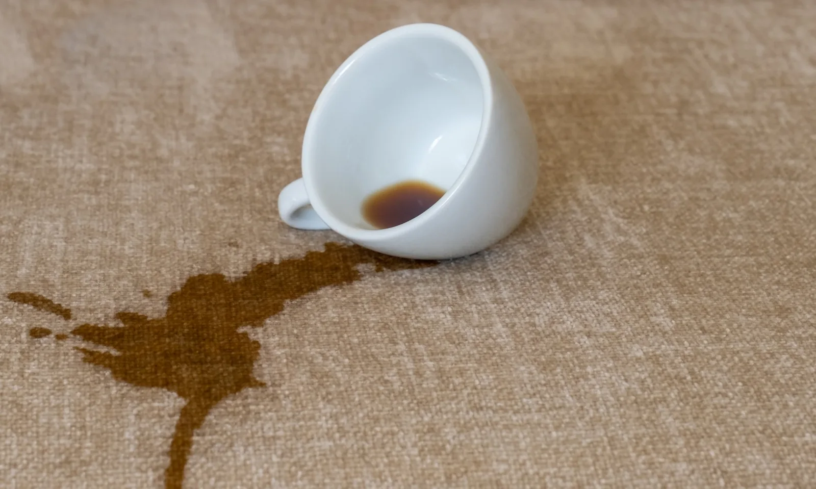 Café derramado no estofado — necessidade de higienização